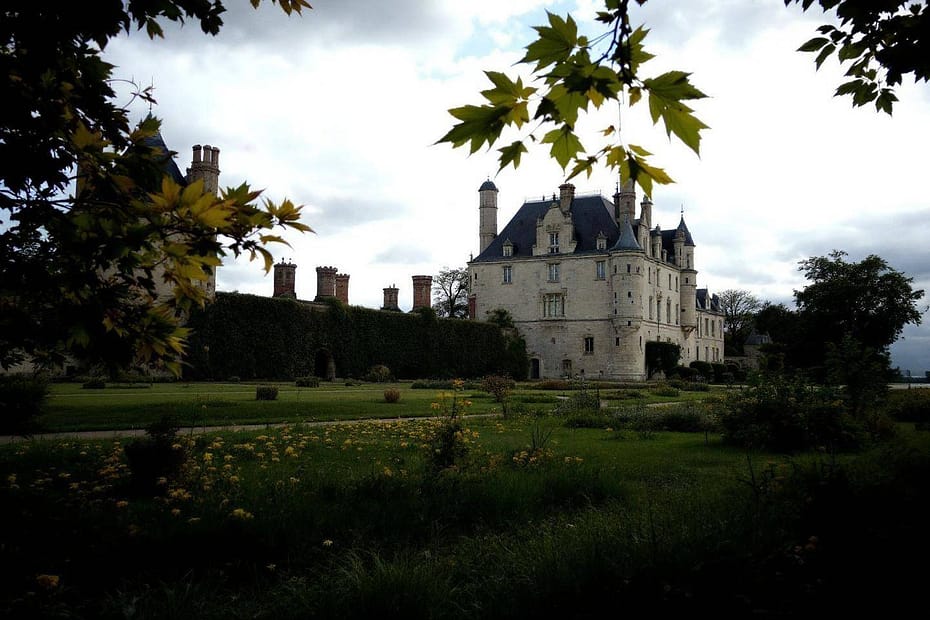 Château blanc élégant avec tours dans un jardin verdoyant